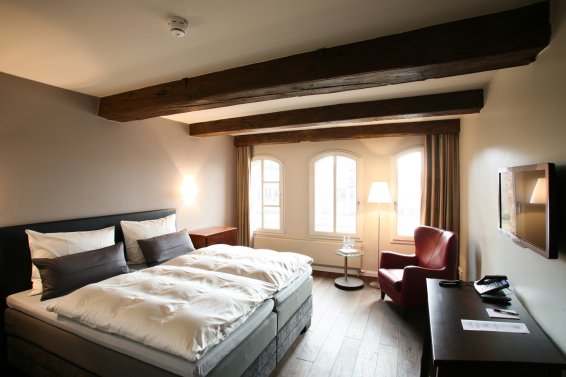 Designer Doppelzimmer mit rotem Sessel
