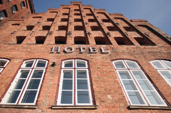Giebel des Hotelgebäudes